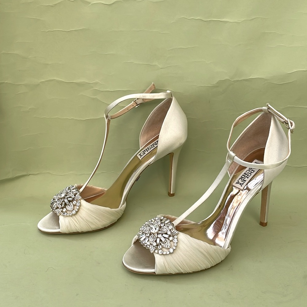 Light cream Badgley Mischka satin heels